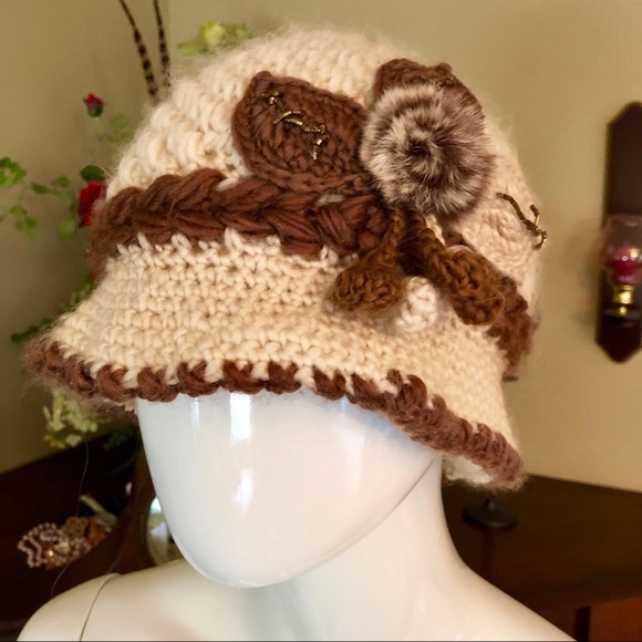 Accessories - 🍁GUC - Tan/Brown Knit Winter Cloche Hat!